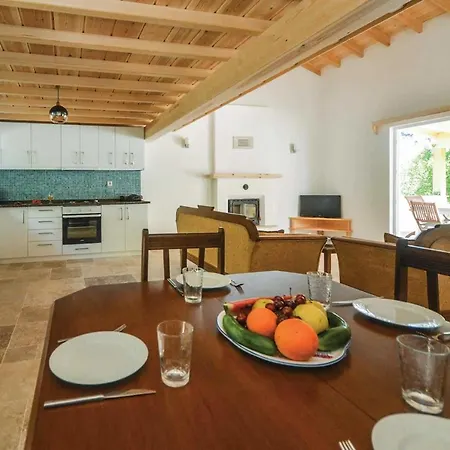Sleeps 4 Air Con Wifi